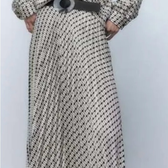 Zara Black & White Monochrone Set - Picture 2 of 7